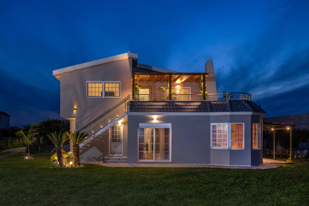 Coral Paradise Luxury Jacuzzi Suite & Pool View