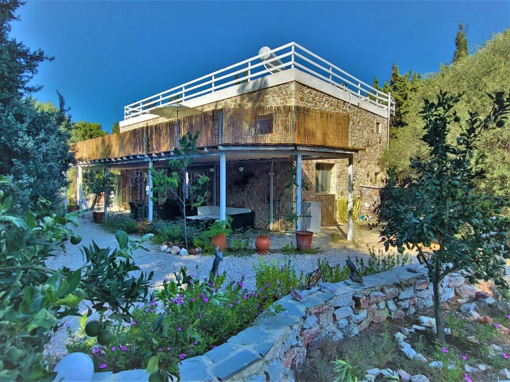 Eco Secluded hand built stone house in an oasis
