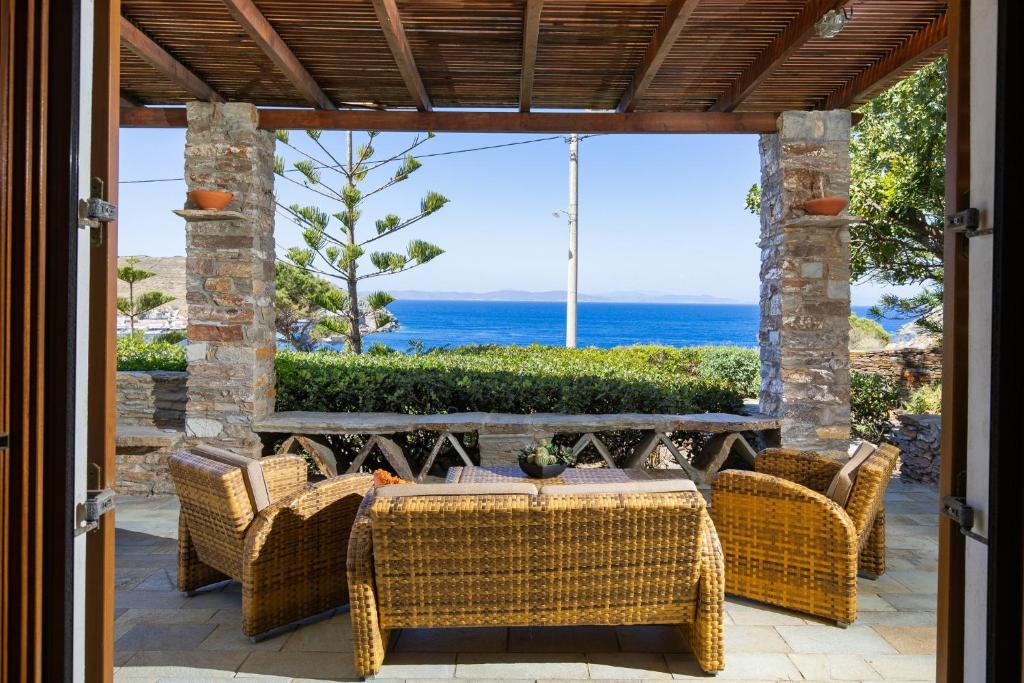 Villa Mirsini, a 3 minute walk from 2 beaches