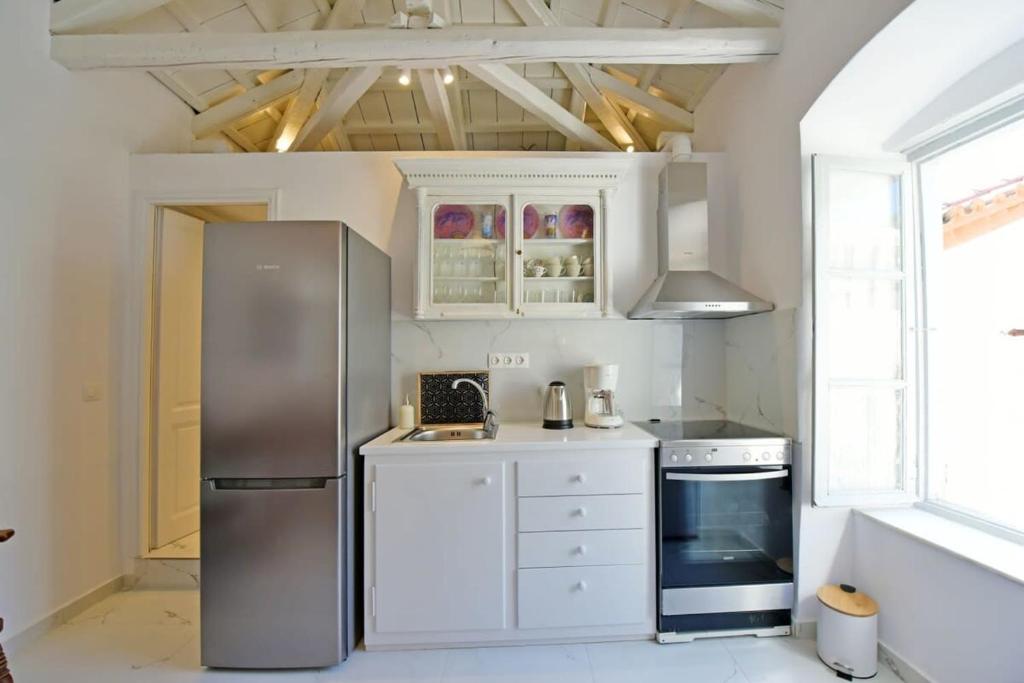A Sea-licious Vacation - Chic & Style in Hydra