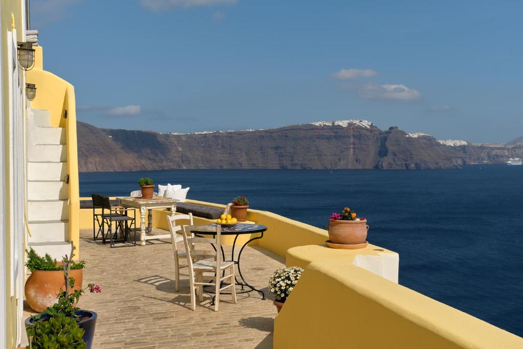 Ilivatos - Elegant Villa on the Caldera's Edge