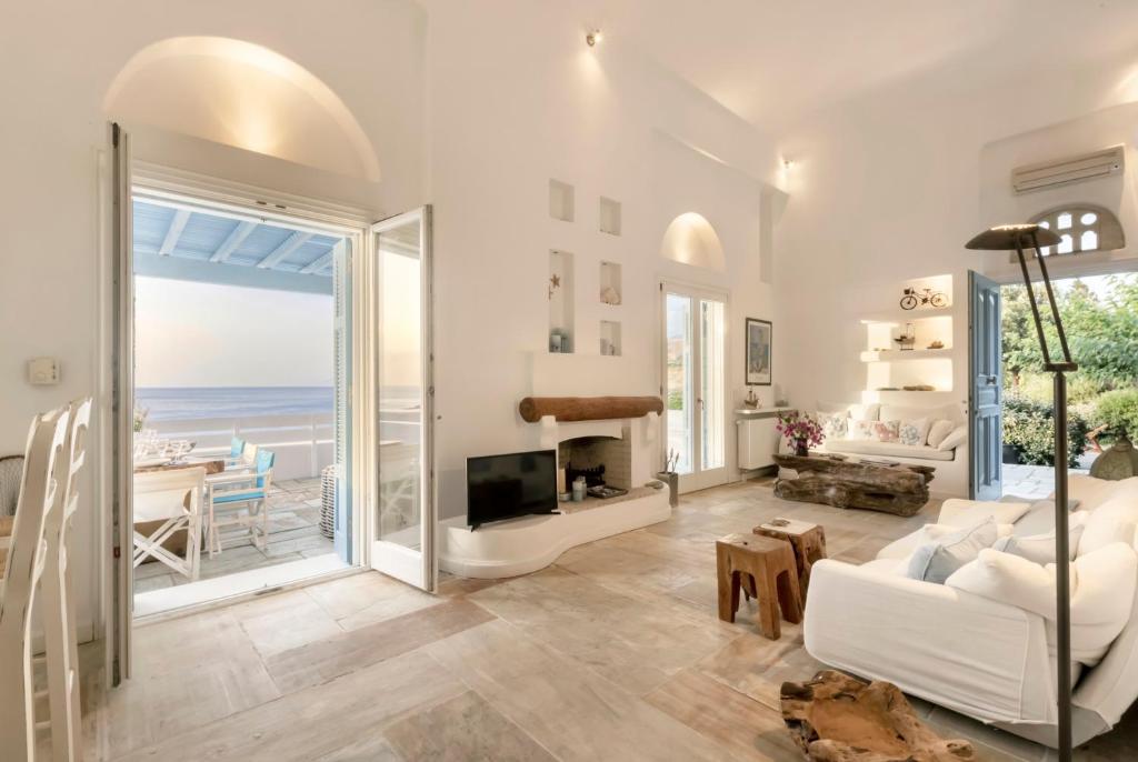 Luxury villa by the beach
