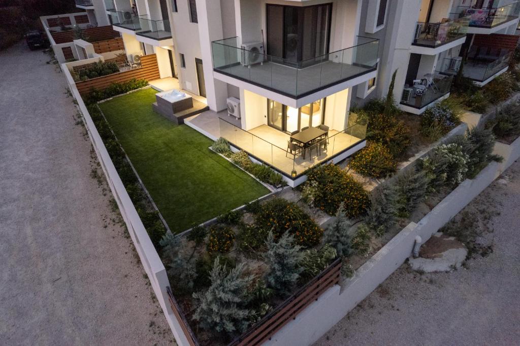 Maison Du Jardin 2-Bedroom Apartment Private Outdoor Jacuzzi
