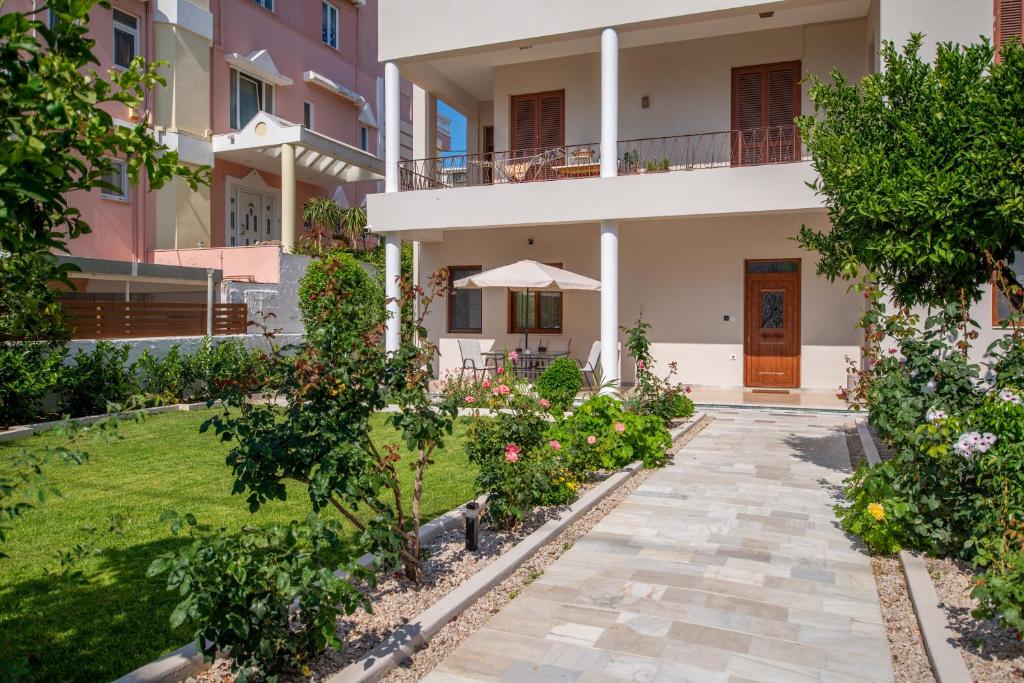 Monte Smith Luxury Garden Apartment With Parking