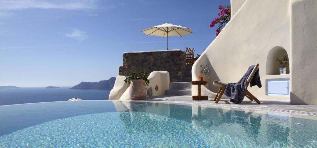 Pezoules of Oia