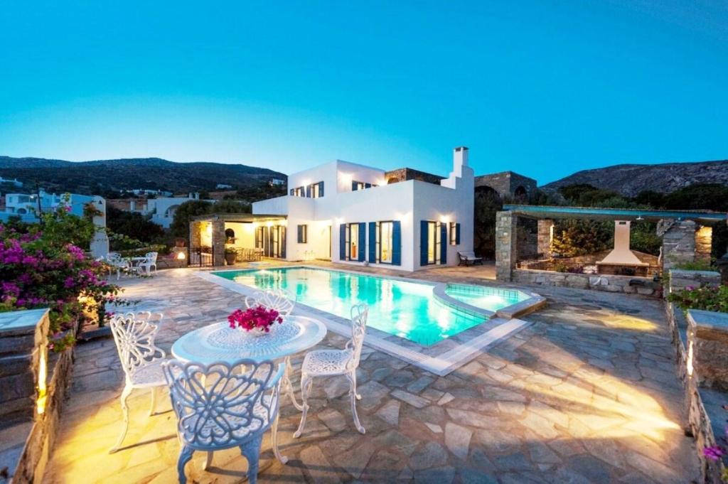Pure White Seven-Bedroom Villa - 16 Guests - Private Pool - Aspro Chorio