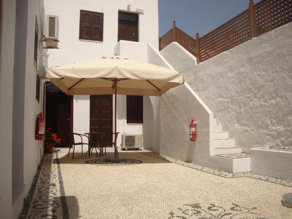Sarris Studios & Apartments