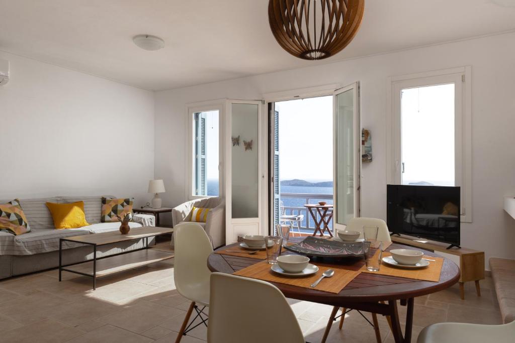 Sea & Sunset Balcony Island House