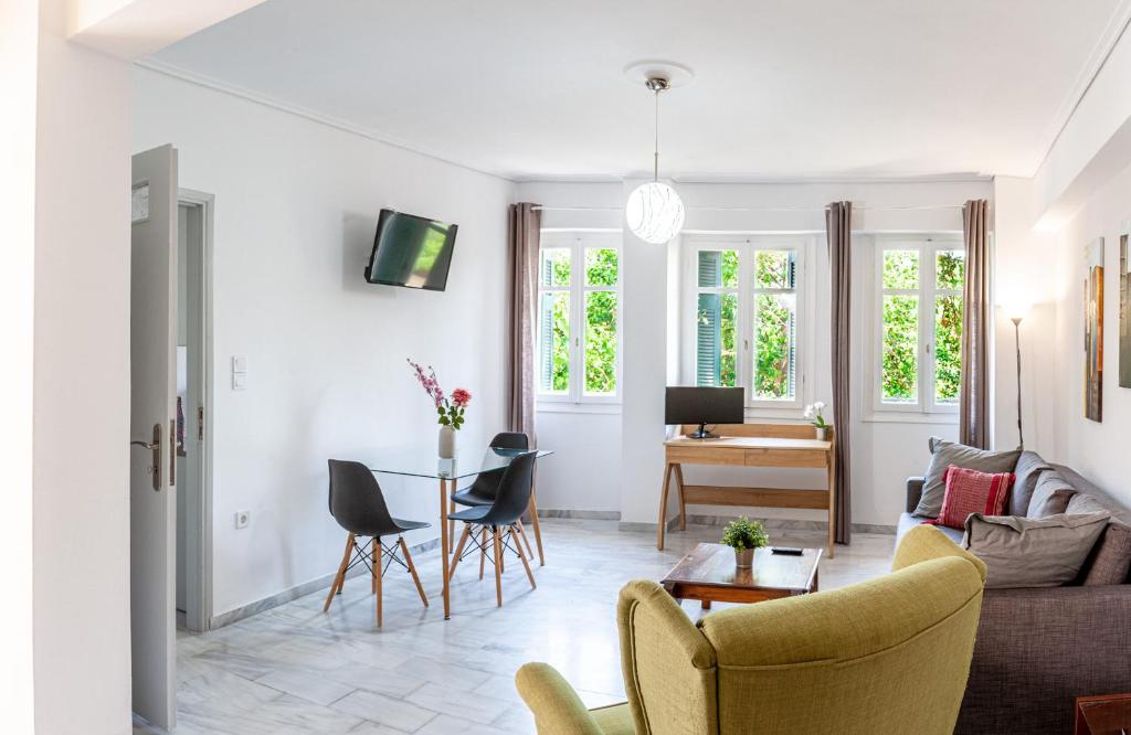 Sunny apartment on the 2nd floor in bohemian Psiri in Athens' historic center-In Vivo Apartments