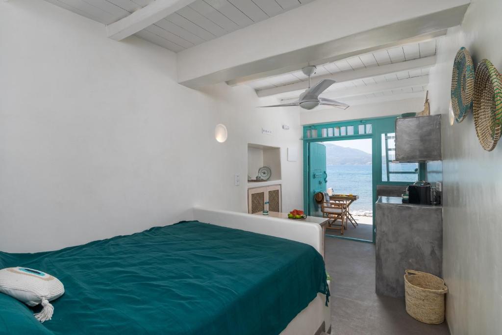 Turquoise Boathouse in Klima I