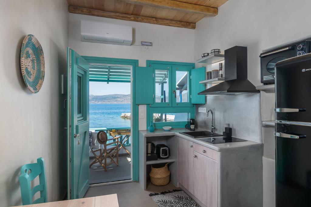 Turquoise Boathouse in Klima II