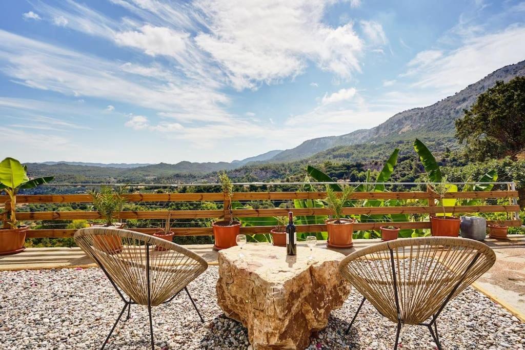 Valley View Studio Apartment Salakos