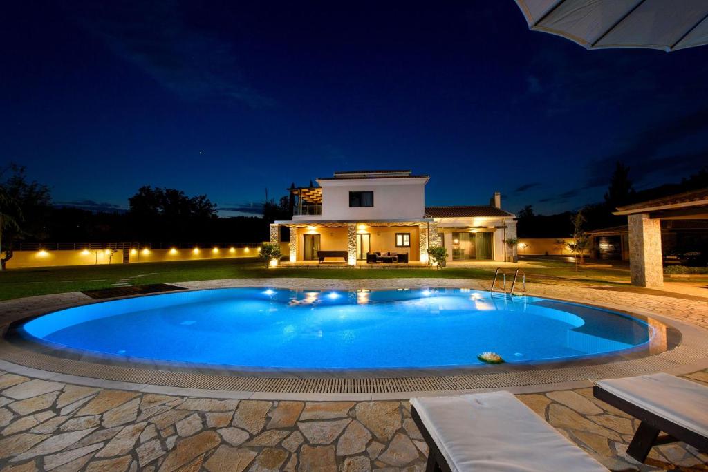 Villa Black White Dassia
