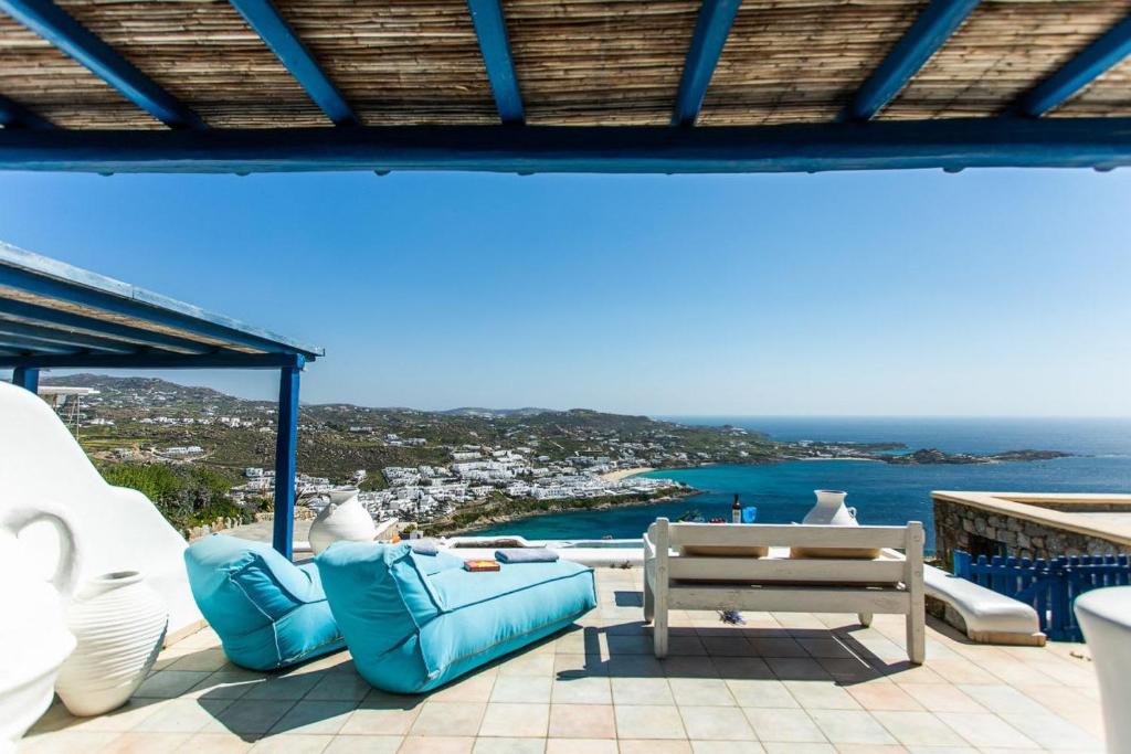 Mykonos Coastal Retreat - Giovanna's Beachfront Escape with Jacuzzi