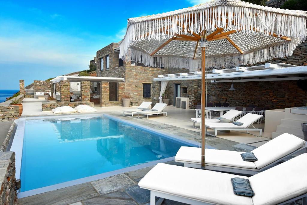 Waterfront villa with a swimming pool, sea view and direct access to the sea